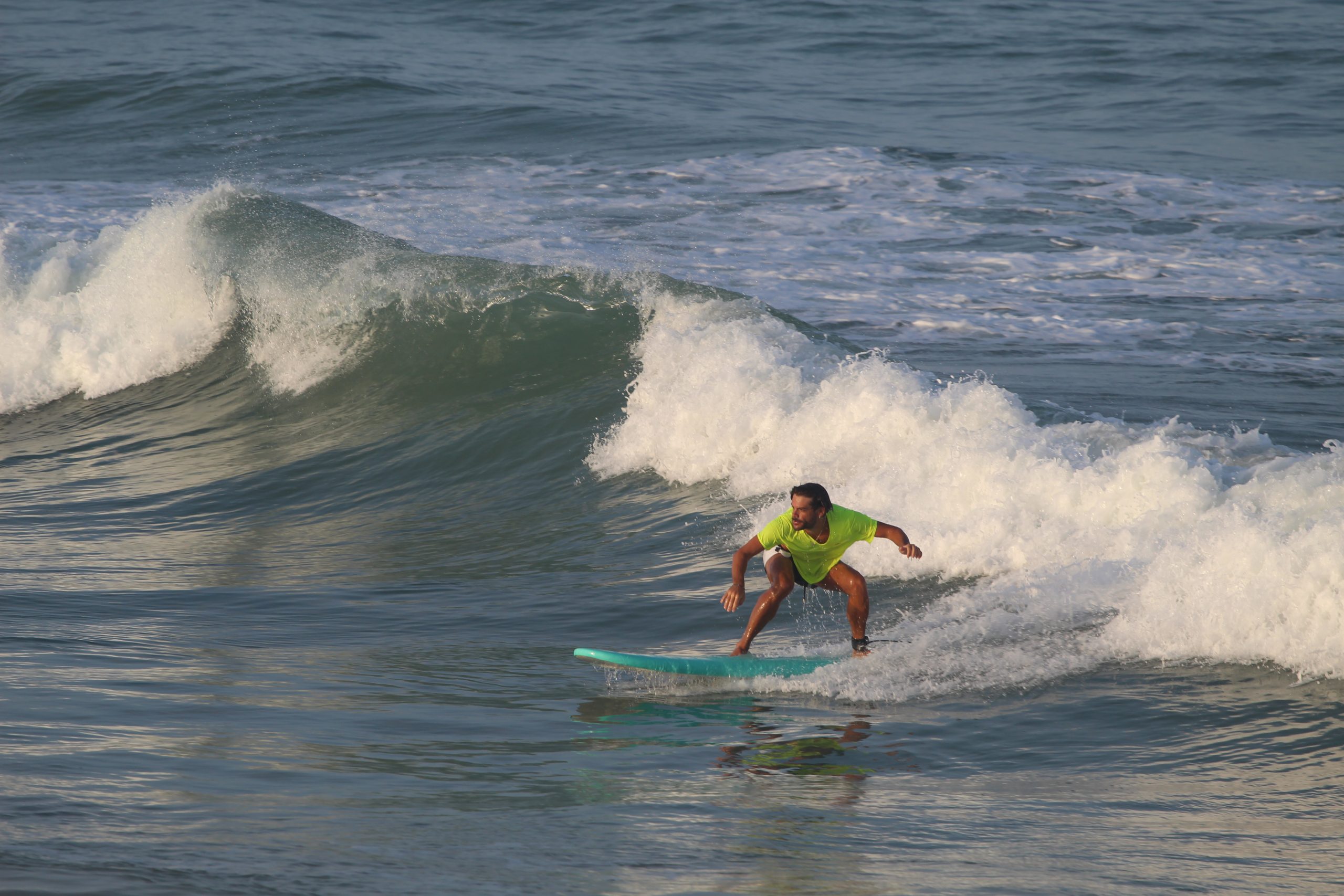 Surf alle prime luci del mattino